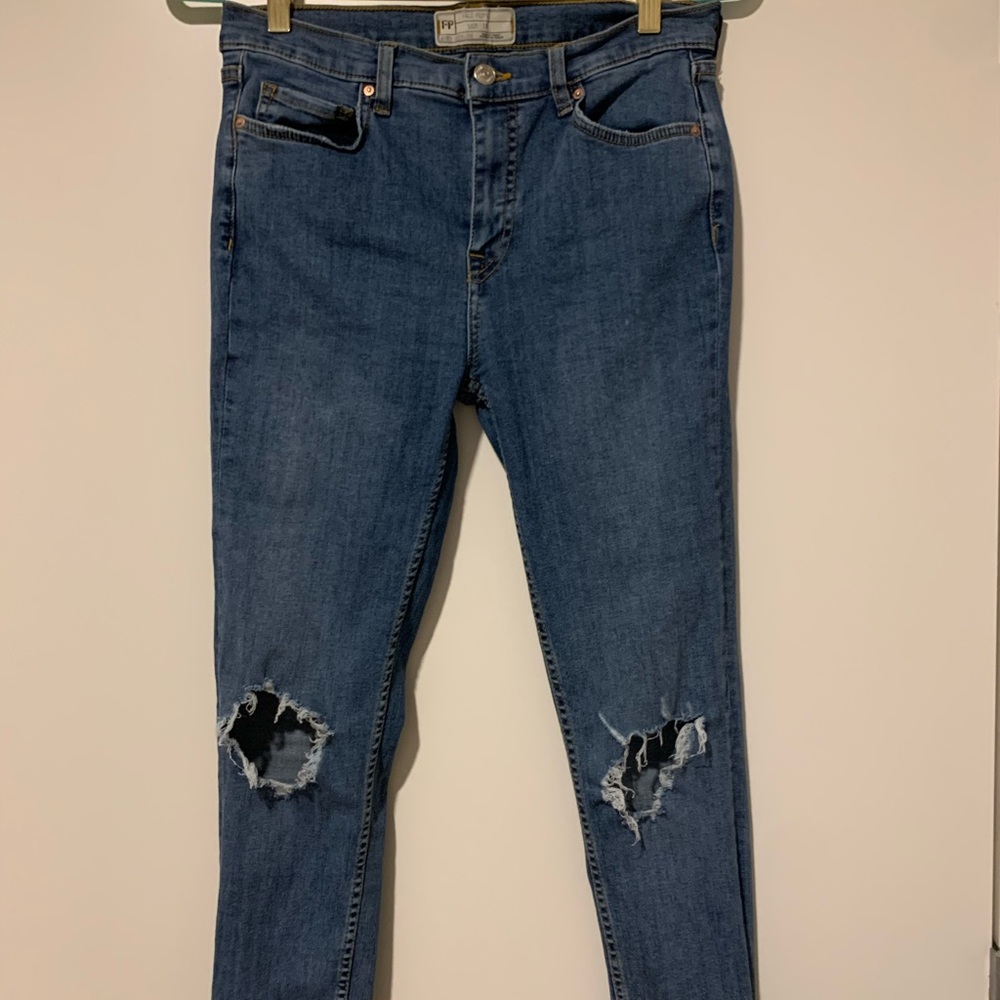 FREE PEOPLE KNEE-HOLE DESIGN JEANS 👖